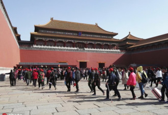 港媒分析中国游客出行:贸战让赴美旅游望而却步