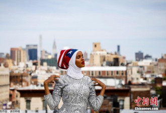 难民女子跻身时尚圈为纽约时装周拍照