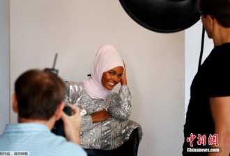 难民女子跻身时尚圈为纽约时装周拍照