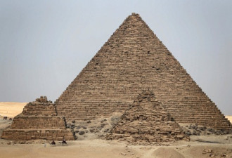 埃及金字塔附近发生了一场爆炸，针对游客巴士