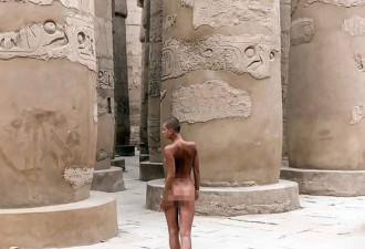 女模特在埃及神庙前裸体拍照 被逮捕入狱
