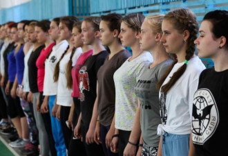 俄首批女飞行员正式开学 颜值高身材好