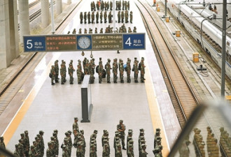 武警乘高铁礼让乘客: 我们是乘客更是军人