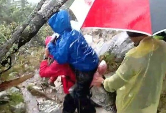 台湾一名女子清晨时冒暴雨登山，不幸被雷劈伤