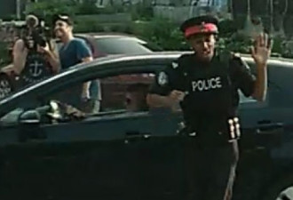 多伦多惊现假警察边跳舞边指挥 致两车剧烈相撞