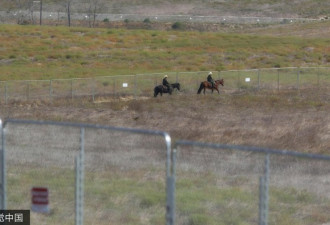 美墨边境"样板墙"开建现场：8堵墙 每个宽9米