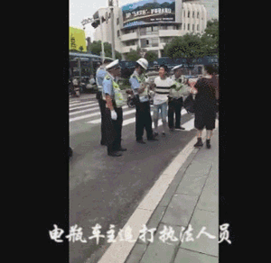 果然 中国大妈用孩子对抗警察执法的来了？