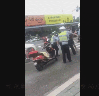 果然 中国大妈用孩子对抗警察执法的来了？