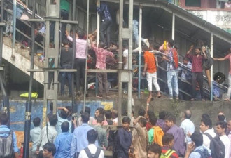 印度孟买一火车站发生踩踏事件 至少22人死亡