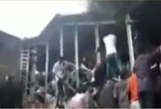 印度孟买一火车站发生踩踏事件 至少22人死亡