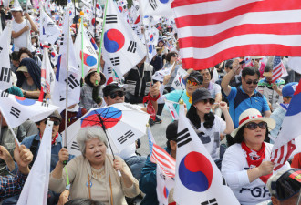 韩国民众街头集会 举星条旗高呼“释放朴槿惠”