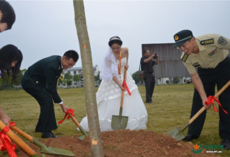 中国火箭兵的这场集体婚礼 有没有震撼到你
