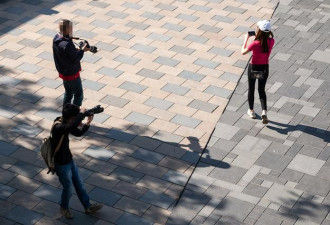 “姑娘看镜头！” 媒体聚焦北京三里屯街拍现象