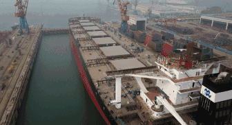 中国造世界最大矿砂船青岛下水 体型迫近辽宁号