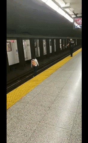 多伦多妹子TTC地铁铁轨上跑步，警察跑不过她
