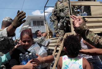 为求灾后援助 波多黎各女市长快给特朗普跪下了