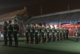 实拍：国庆首日凌晨6点的国旗护卫队