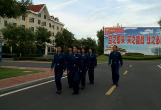 中国海军首批空中女战勤加入战斗序列