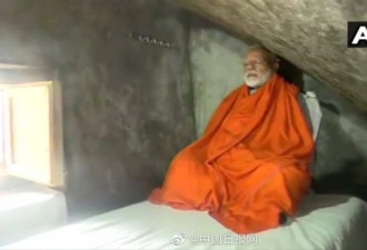 印度总理莫迪进入了一个洞穴 在里面打坐冥想