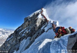 数百人排队登顶，珠峰拥堵不堪，三人当日丧生