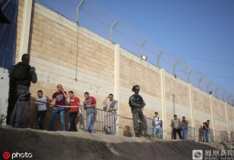 巴勒斯坦人翻越隔离墙 冒死去耶路撒冷做祷告