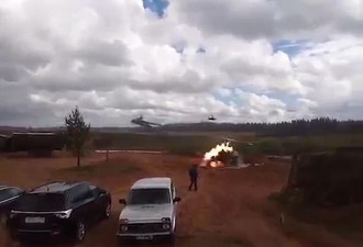 俄军直升机发射火箭弹误射地面目标 2人重伤