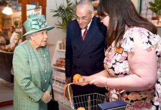 93岁英国女王逛超市 听说可以自助结账后问道..