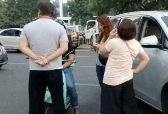 外国人剐蹭汽车逃逸 大哥用双腿夹住车轱辘