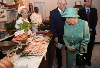 英国女王体验超市自助结账 疑惑是否有人不付钱