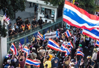 泰国警方称英拉在英国 寻求国际刑警组织通缉令