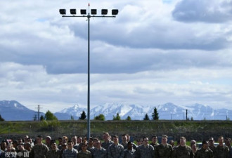 特朗普访日途中停留空军基地 与女士兵玩自拍