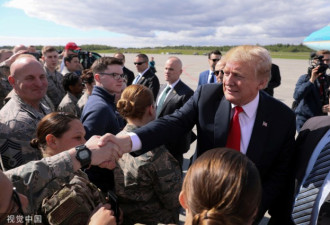 特朗普访日途中停留空军基地 与女士兵玩自拍