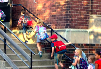 多伦多小学没有空调，40度热浪学童熬出痱子