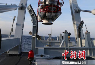 援潜救生演练 中国海军首与外军潜艇实际对接