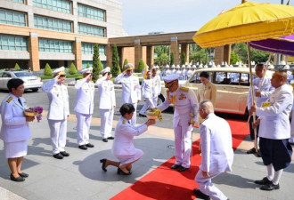 泰国新一届国会开幕了，泰国国王偕王后出席