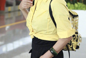 热贴：刘晓庆挺会扮嫩 黄衬衫打个结就时髦了