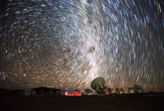 摄影师捕捉沙漠星夜美景:星迹如同眩目“漩涡”