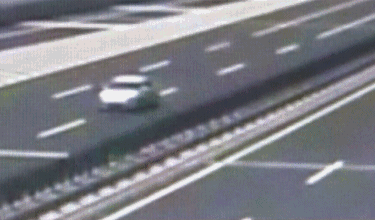 女司机高速逆行致4车相撞 记录仪拍危险画面