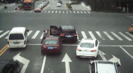 女司机高速逆行致4车相撞 记录仪拍危险画面