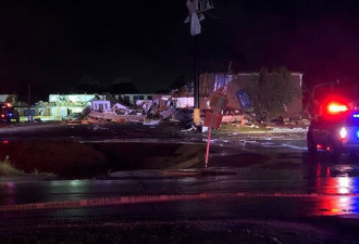 美国俄克拉荷马州遭受强风暴袭击 致2人死亡