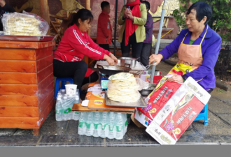 大妈在少林寺景区卖煎饼 黄金周每日进账8千元