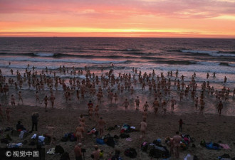 英国规模最大的裸泳活动:数百男女集体裸泳
