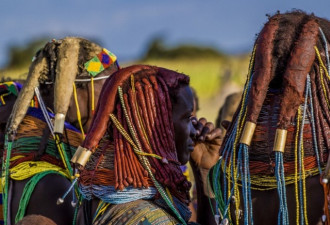 非洲土著部落一夫多妻制，女子用牛粪做发型