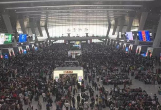 中国人山人海模式开启 火车地铁站挤爆