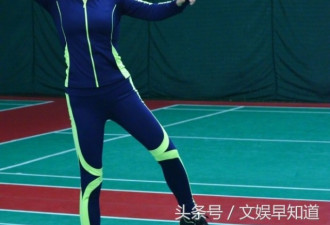 和世界冠军一起打羽毛球，62岁刘晓庆无压力