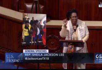 为声援黑人球员 美国会众议员下跪回击特朗普
