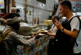 北京小伙游印度 请500名穷人吃饭