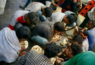 北京小伙游印度 请500名穷人吃饭