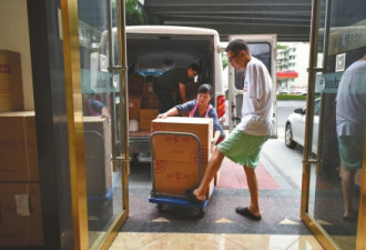 励志!成都“无臂哥”用脚工作 卖月饼年销500万