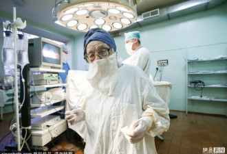 最年长外科医生：90岁白须老人 手术台前主刀